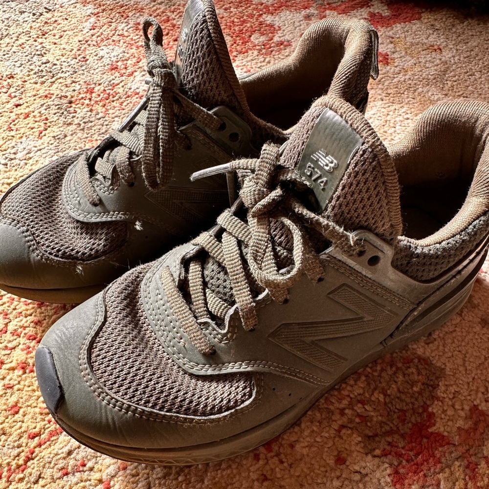 Army green 574 NB GUC 3.5 kid size new balance